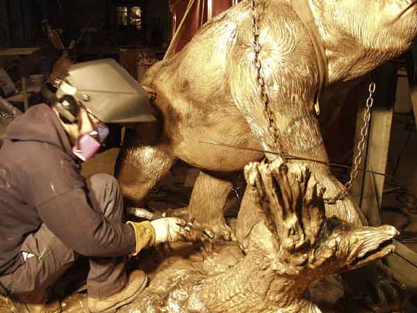 Welding Gorilla Family Group - Artist Bill Moomey